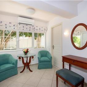 4 bedroom villa with pool close to beach on Akrotiri peninsula, sleeps 8